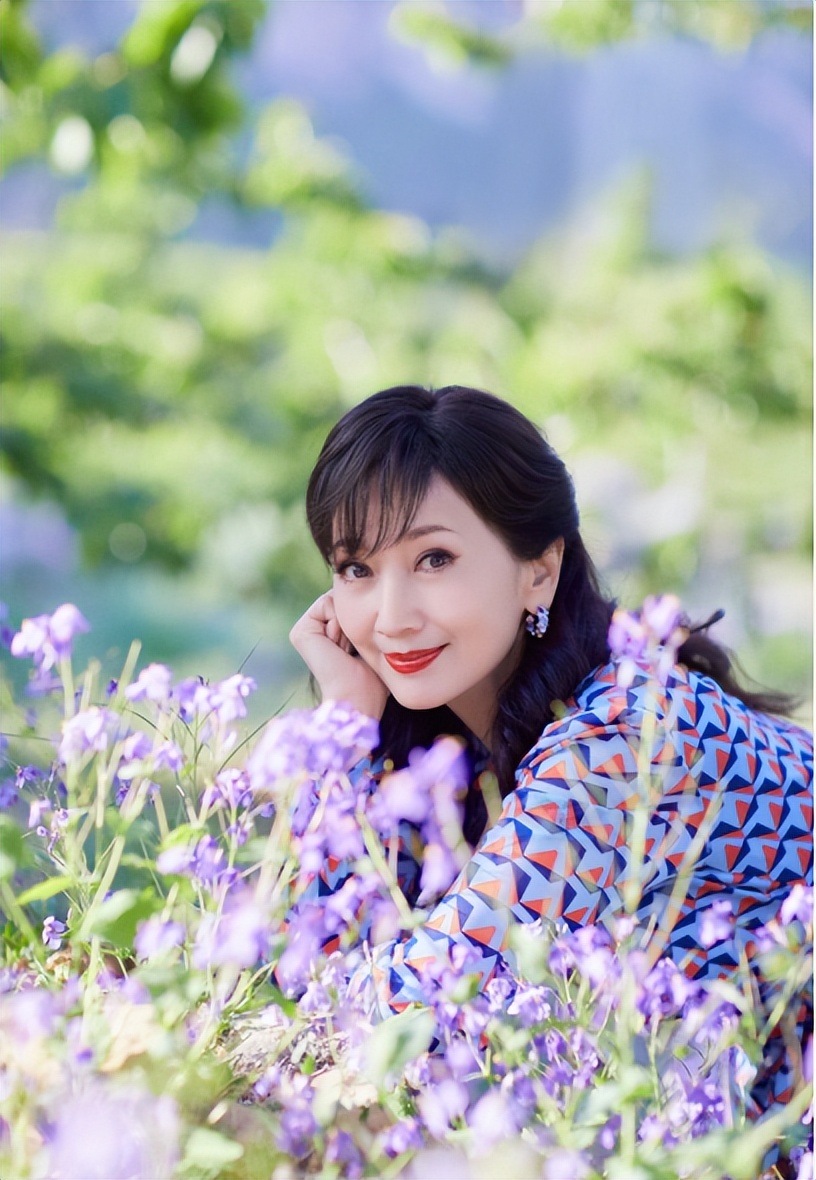 不老女神“赵雅芝”晒近照，身穿碎花裙好似少女，笑起来可真甜