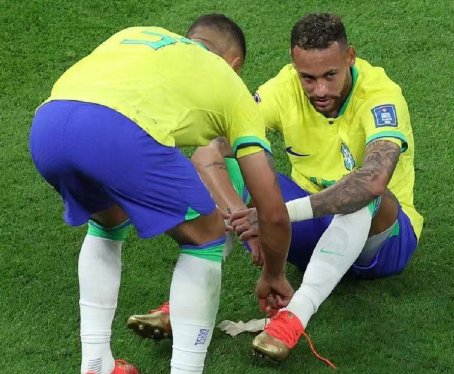 内马尓2018世界杯怎么了(悲情！巴西队官方正式确认内马尔受伤 内马尔当场流泪，被9次侵犯)