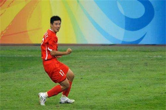 首位效力葡超的中国球员(董方卓：首位进曼联的中国球员，20岁获欧洲联赛金靴奖，31岁退役)