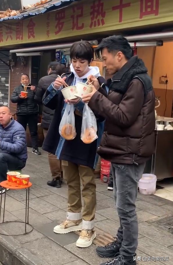 謝霆鋒華晨宇現身武漢街頭，相差10歲看不出年齡差，增高鞋引熱議