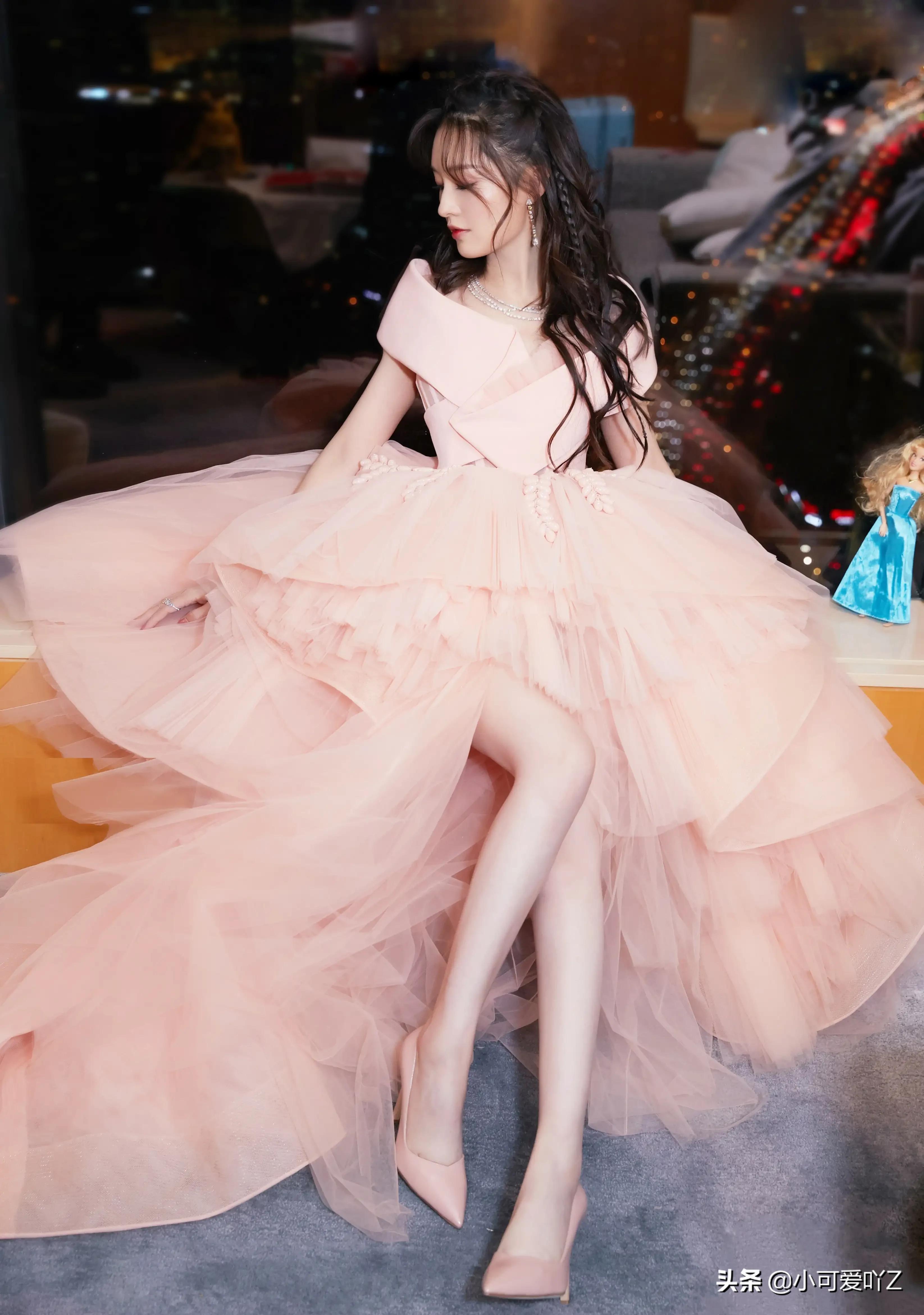 李沁，粉红色纱裙，卷发飘飘，美艳绝伦