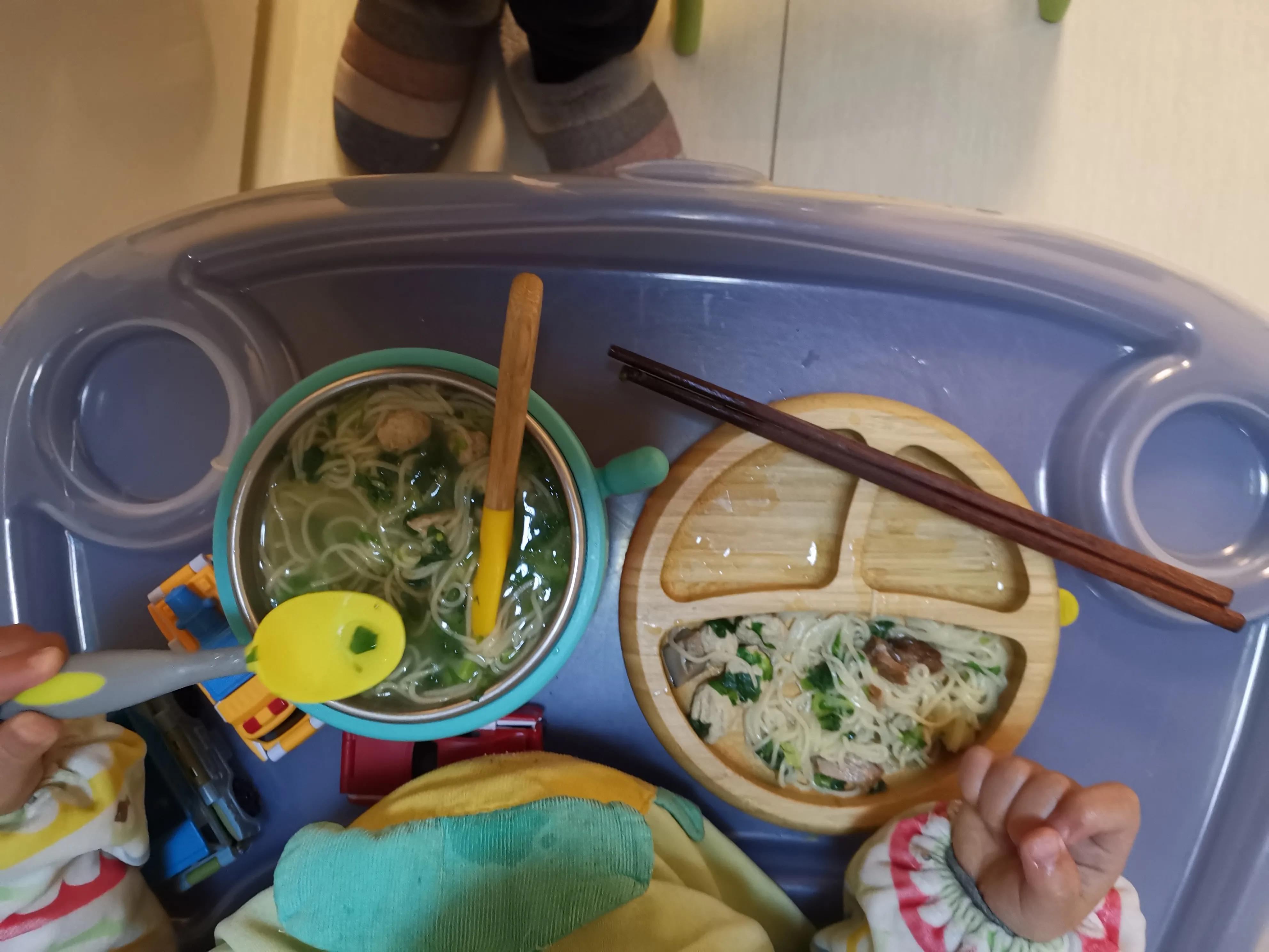 两岁宝宝自主进食尝试第二天（午饭+晚饭）