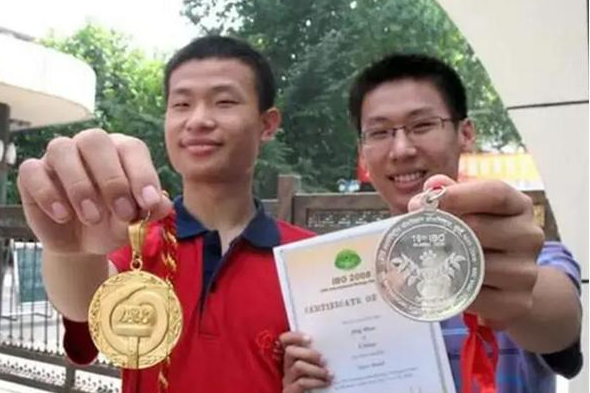 北大韦东奕月开销300元，被讽刺买不起房，真实收入打脸网友