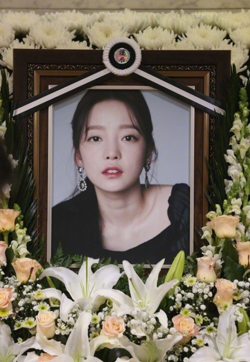 具荷拉母亲:抛弃9岁幼女,大闹灵堂争夺50亿,韩国因此事立法律