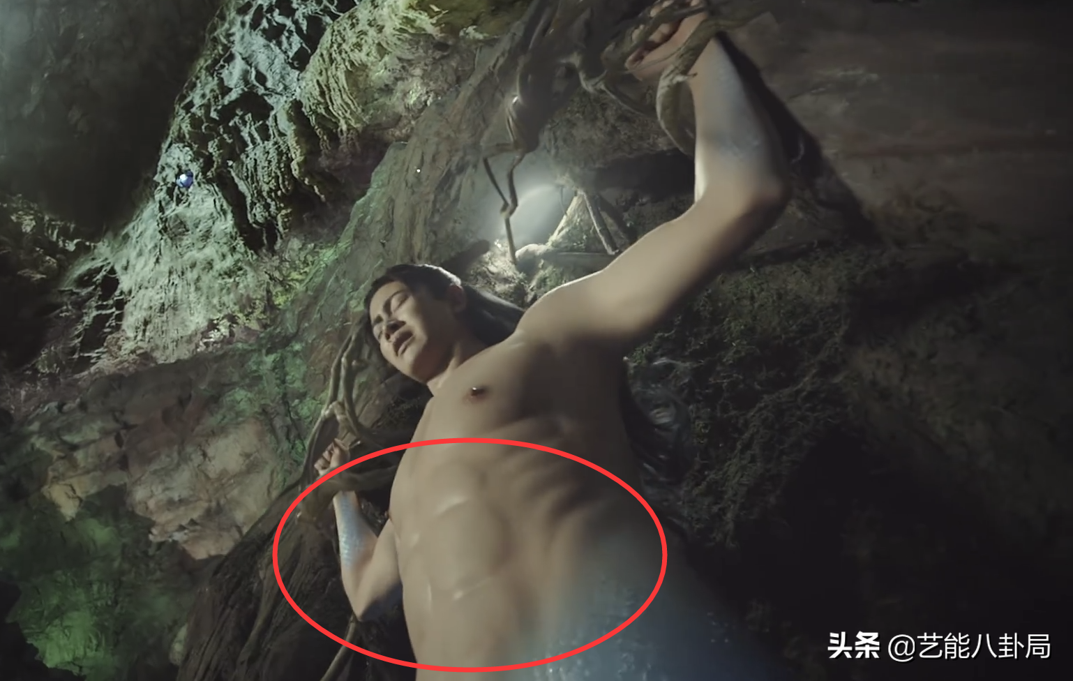 热巴新剧!光脚秀、假腹肌、转圈吻、亲变形,现在的古偶怎么了