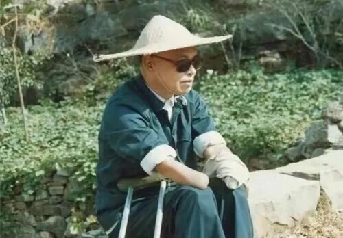 放下锄头拿起笔(长津湖战役幸存者：17岁失去四肢和左眼，89岁活成传奇，感动中国)