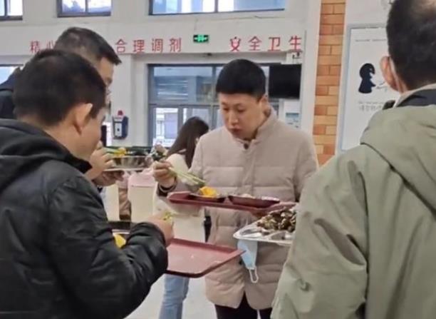 北大食堂偷拍照流出，师生的“反常”行为，让普通学子为之羞愧