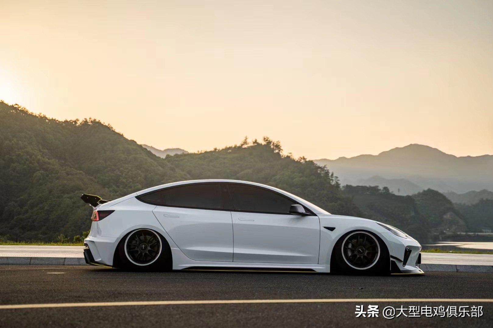 白色特斯拉model 3改装宽体套件
