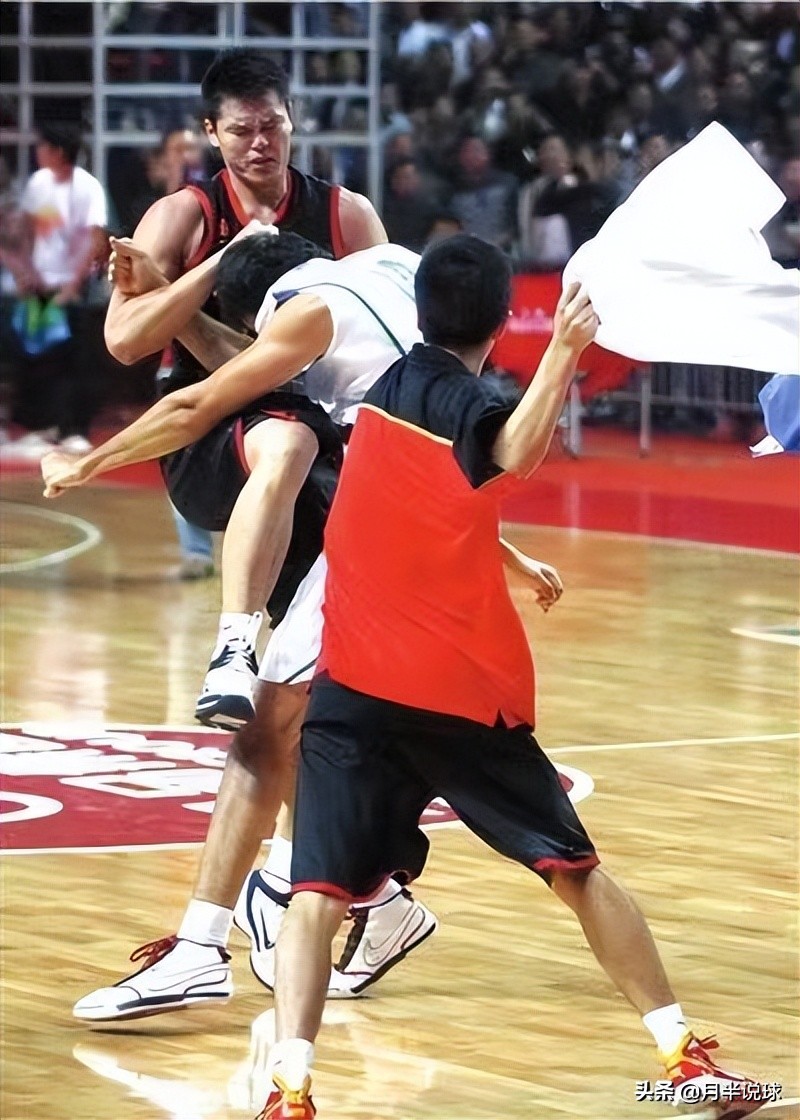 2010年男籃亞運會（為張慶鵬出頭，軍體拳打退巴西，回顧朱芳雨2010年球場打架事件）
