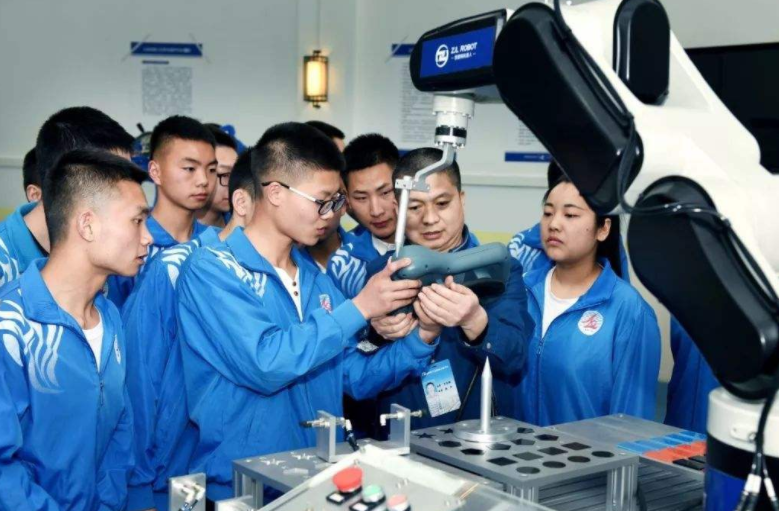 上职高就是没前途？北大教授一针见血地回答，戳痛了多少家长的心