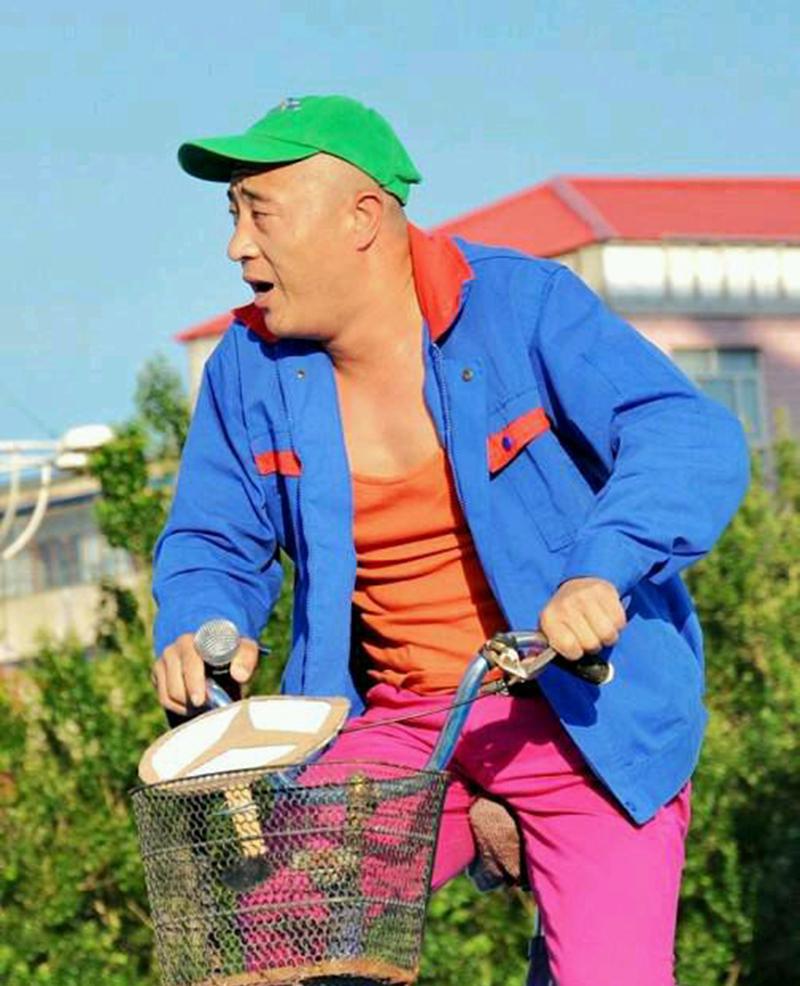 "赵四"名叫刘小光,凭借着自己的口才和那些永远无法超越的动作,顺利的