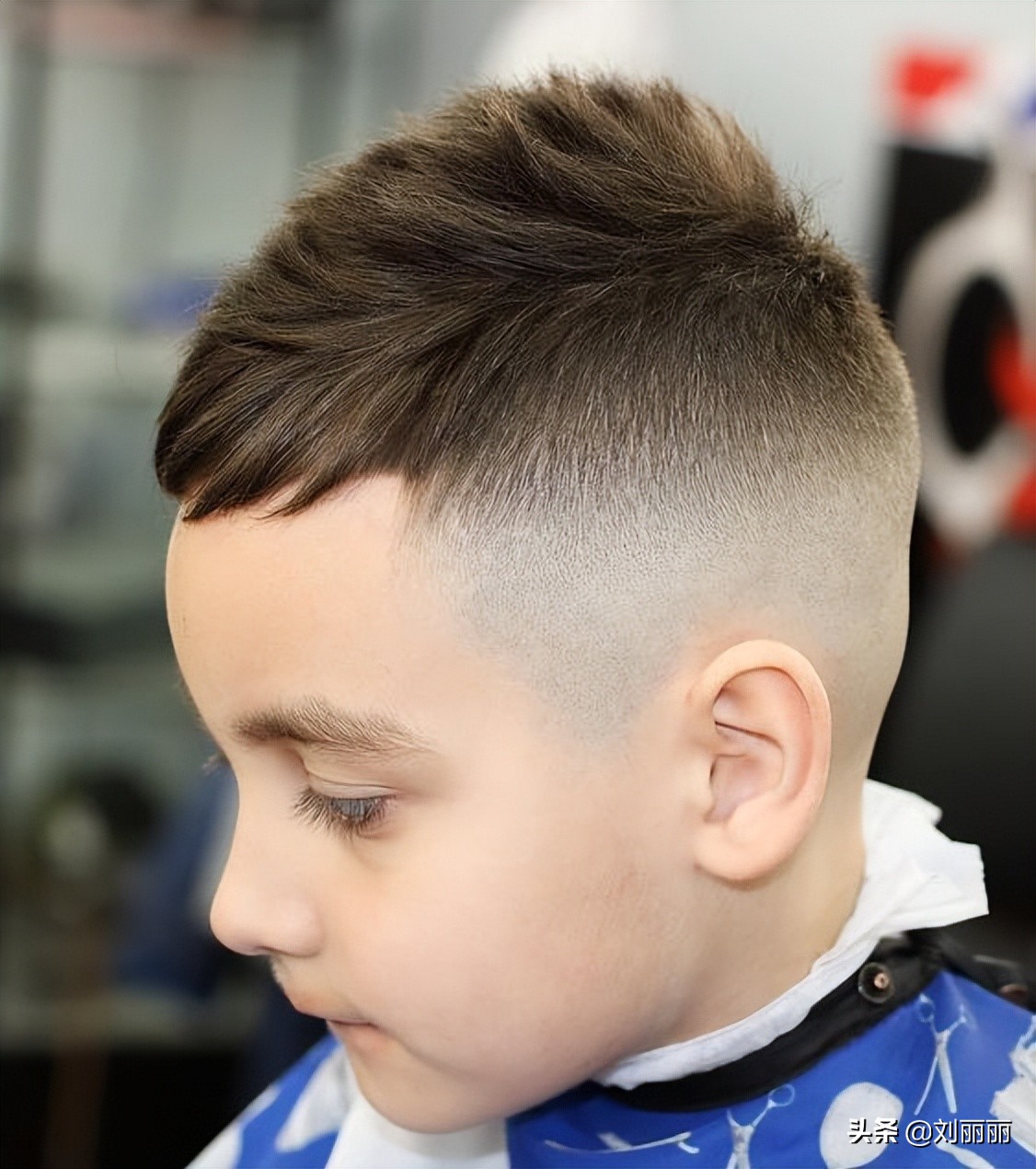 雕刻发型方法图解(别总剪锅盖头了,小男孩发型这样剪,百变时尚帅帅的)