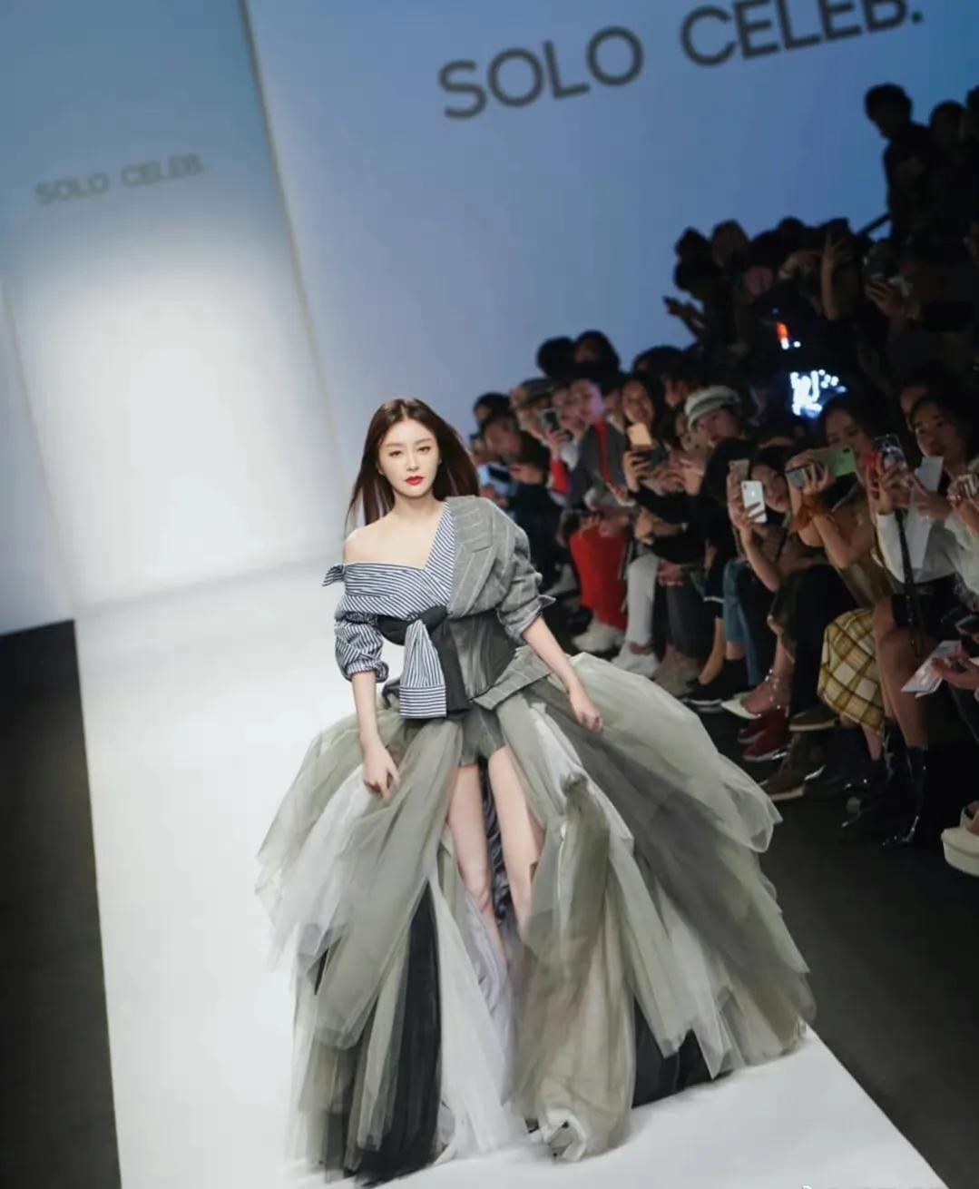 秦岚走秀！