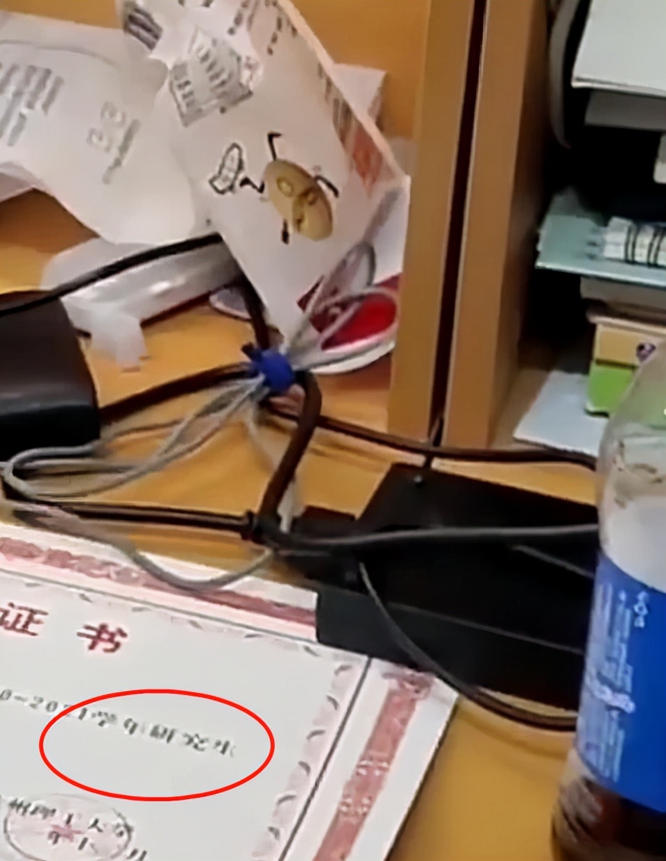 大学生沉迷追剧打游戏，鼠标垫“暗藏玄机”，家长：打吧，没关系