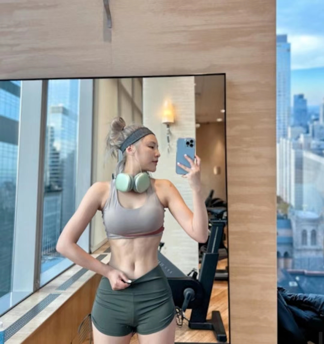 在剧集中,蔚雨芯饰演的是张皓晴,她与李日朗与张振朗都有不少亲热戏