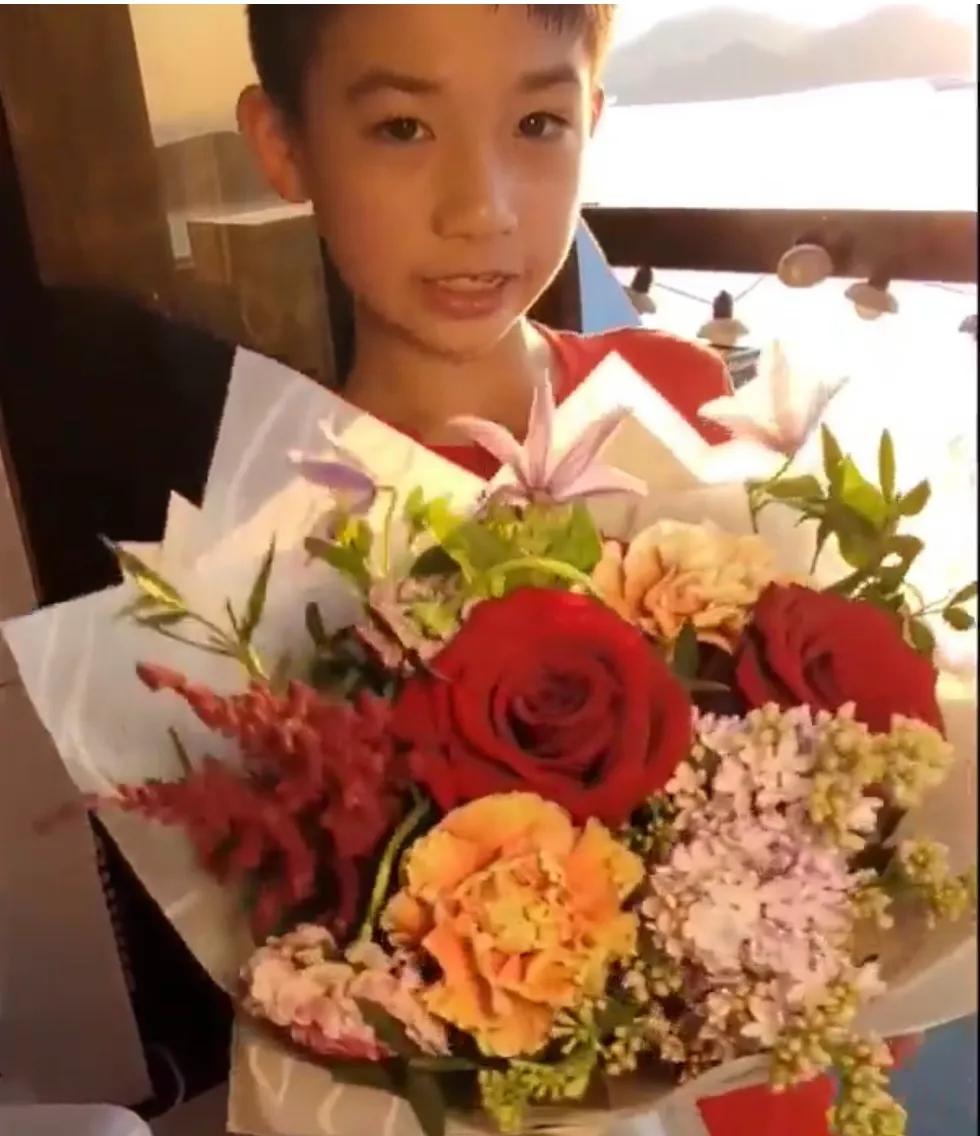 陈茵媺晒在家过情人节，仪式感满满，获“4位情人”送花备受宠溺
