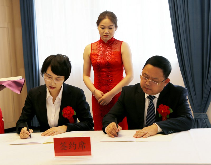 平凉巨星集团·陇药集团召开2022年经营部署暨三八红旗手表彰大会