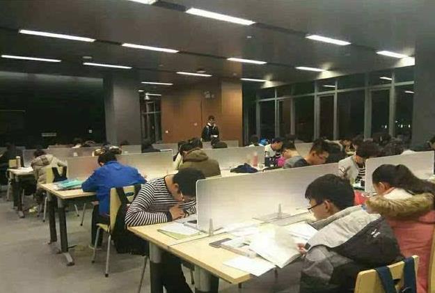 大学生涯需要考的证书，没有证书很难找工作，英语四六级用处最大