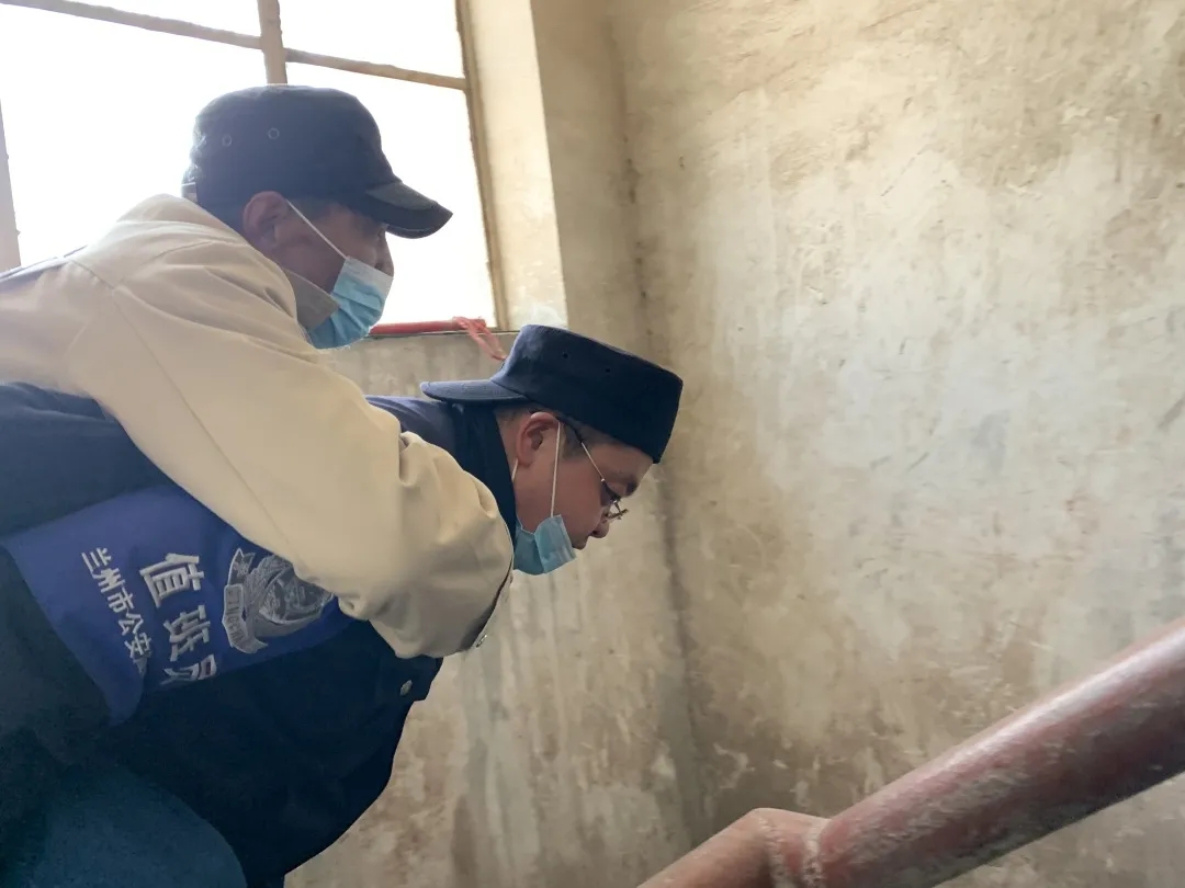 “警察同志，感谢你们背我回家”