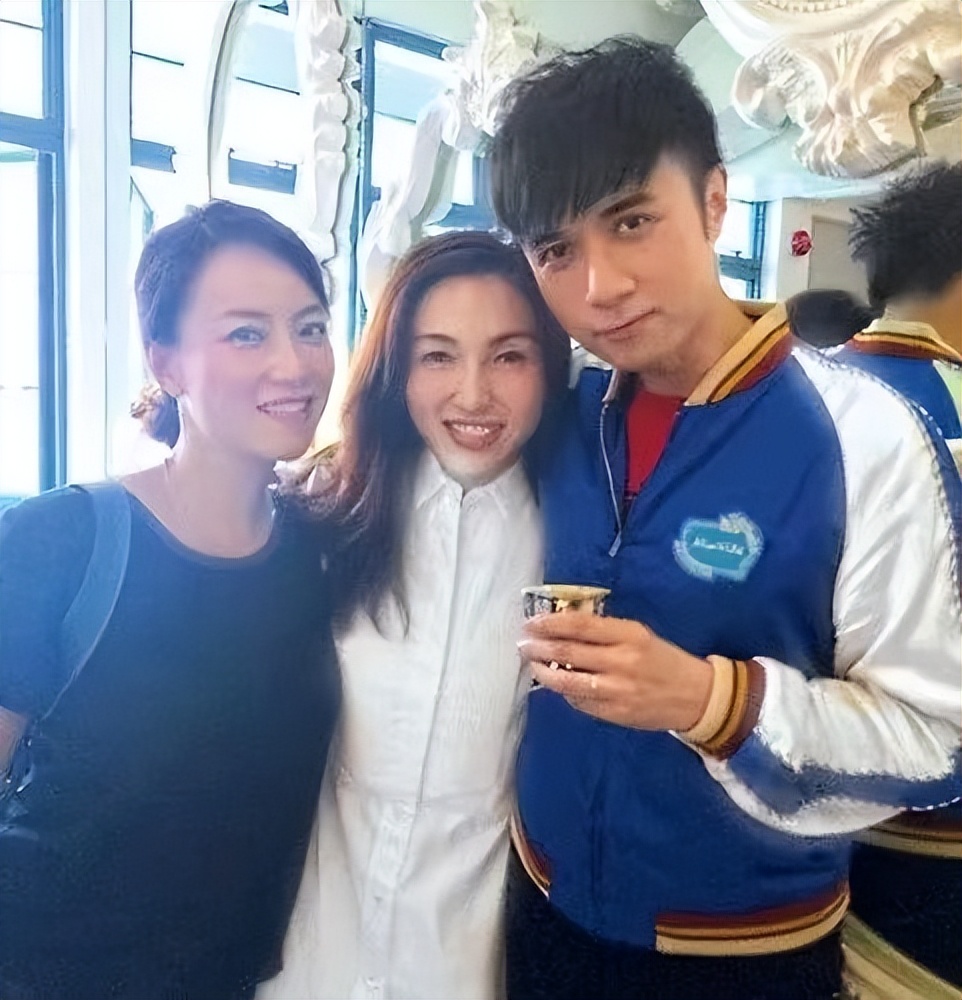 古巨基55岁妻子和林心如同框,打扮虽然低调朴素,但气质一点不差