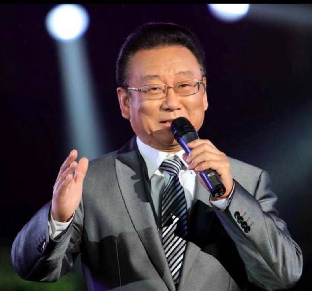 76岁蒋大为回国捞金,露天场地冒雨演唱,两首歌出场费70万元