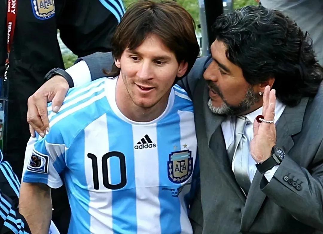 马拉多纳图片（1990年的马拉多纳与2022年的梅西）-华海博客