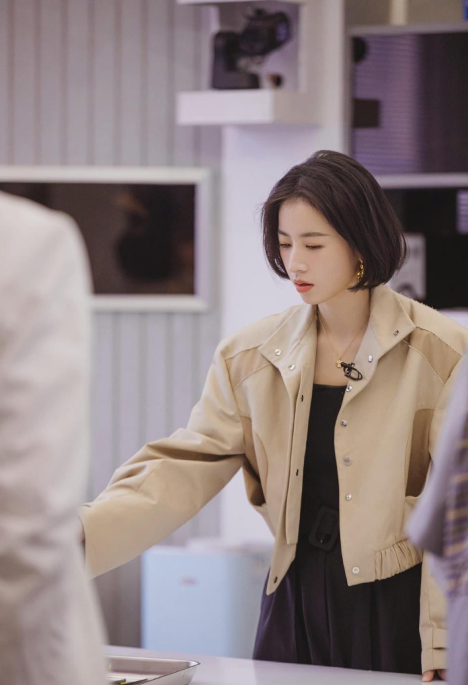 周雨彤真是个穿搭小能手，卡其色小外套配黑色连衣裙，看着真高级