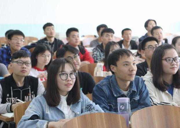 人类高质量请假走红，请假理由浪漫又唯美，大学老师直接给假