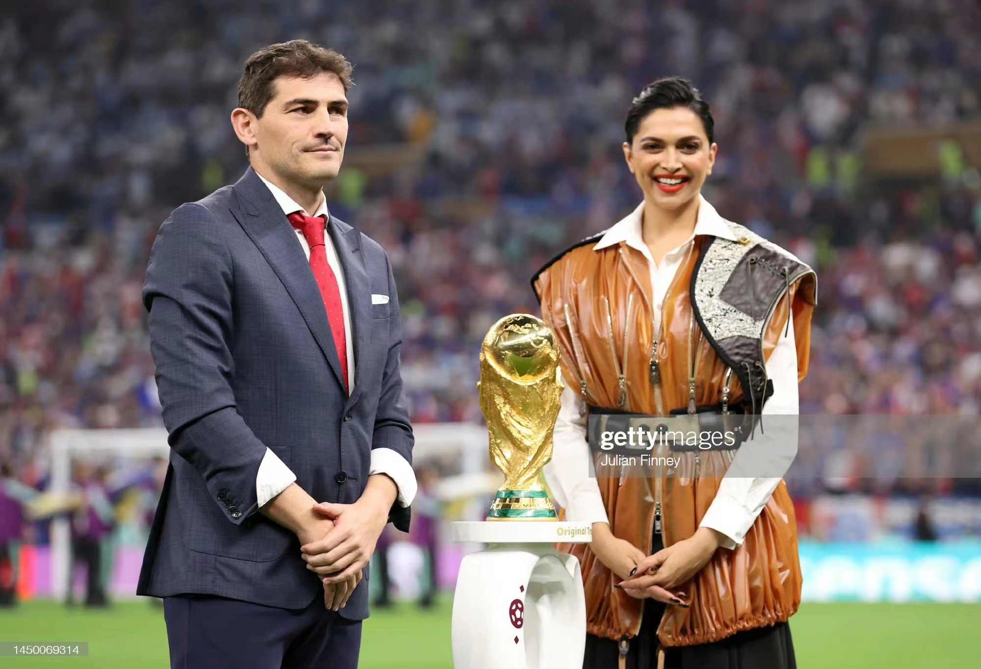 吉娘娘2014年世界杯（卡塔尔世界杯未见超模！印度一姐穿着保守吸人眼球，卡西2次护杯）