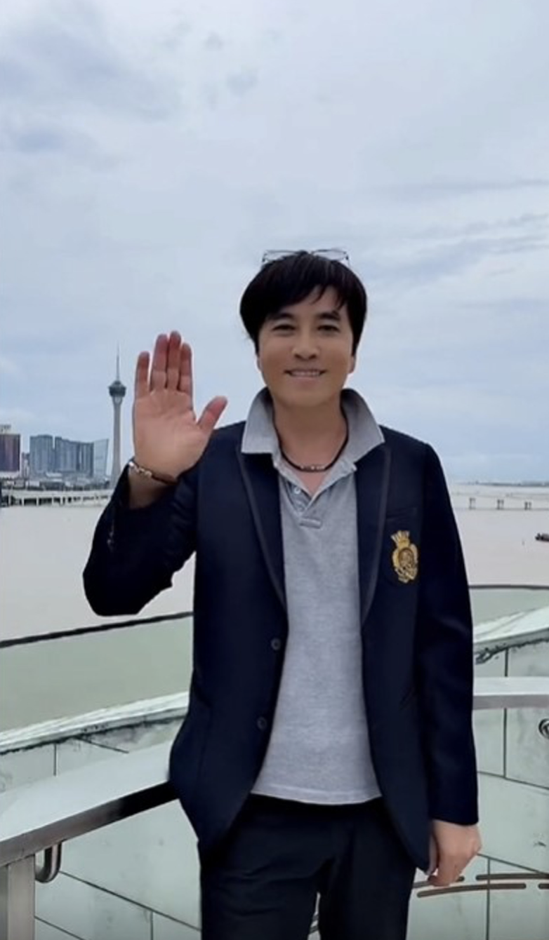 60岁陈庭威拍片为高考生加油，头发浓密略显发福，已移居广东生活