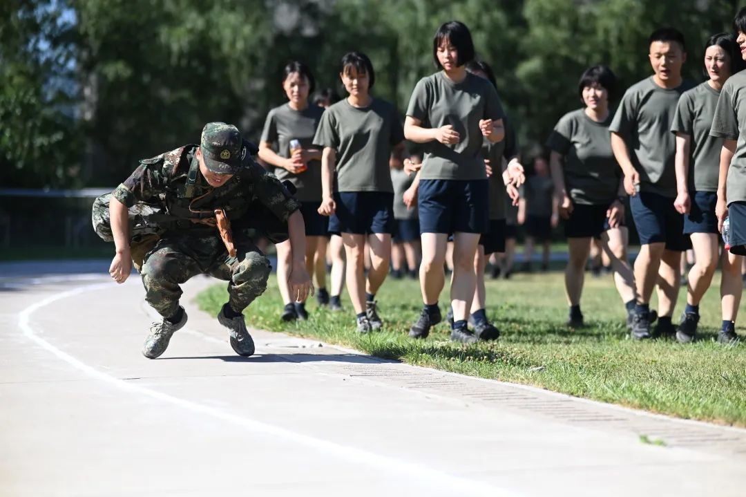 足球场上搬运伤员集锦图(挑战，谁才是真正的“全能王”？)