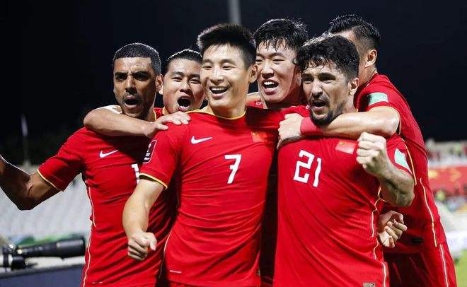 卡塔尔世界杯与与中国世界杯(卡塔尔飘扬中国红！世界杯离国足还有多远？前国脚和名嘴给出答案)