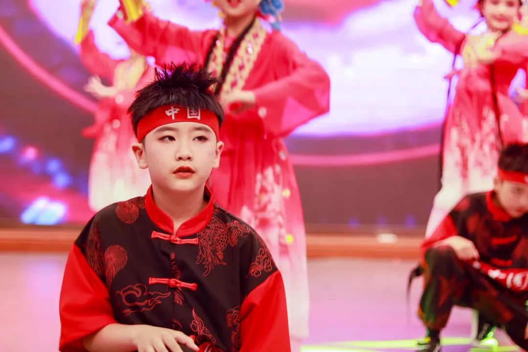华阳实小举行“童星耀五月·艺术绽花开”群舞比赛（三四年级）