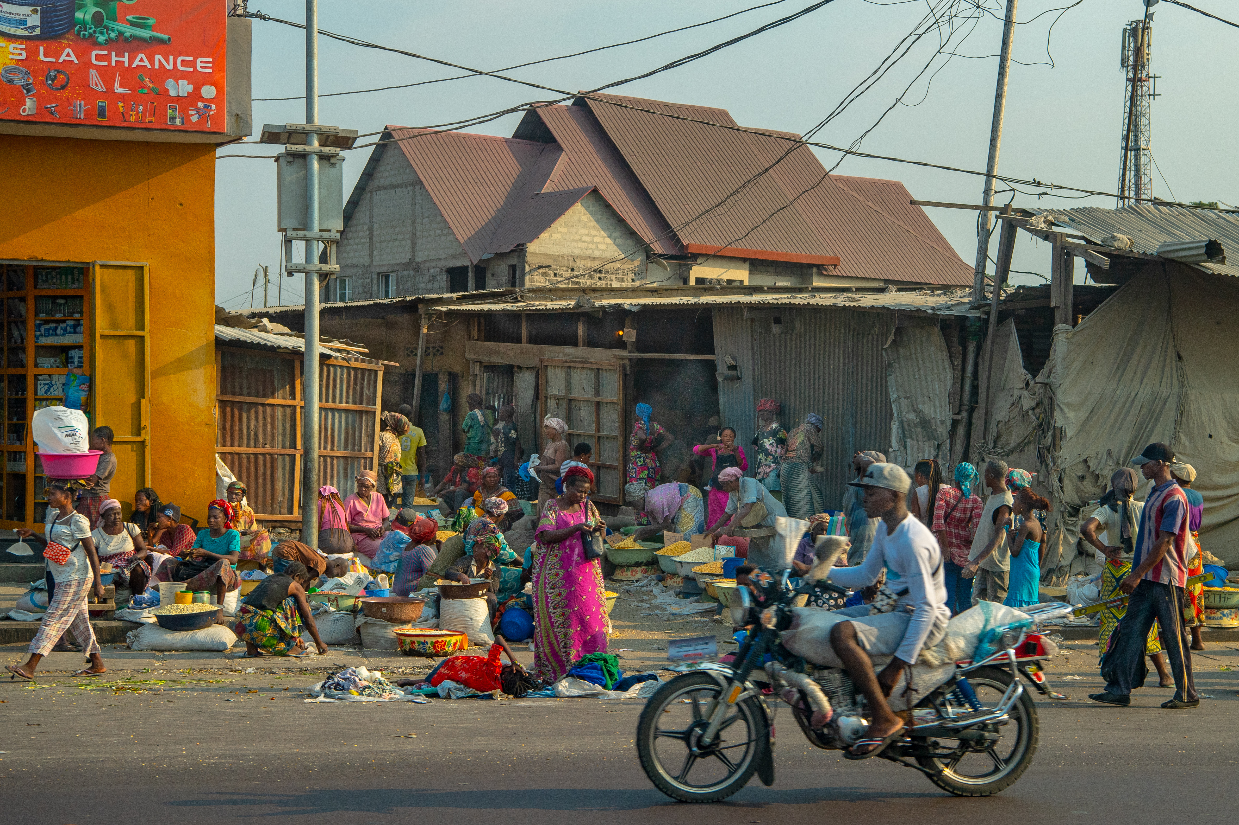 地,1960年独立,定名刚果(利),1964年改用现名,1971年改名扎伊尔共和国