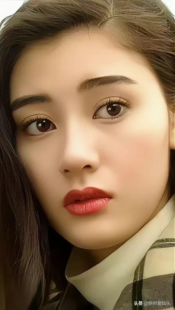 最美的港姐李嘉欣，明艳精致，漂亮大气