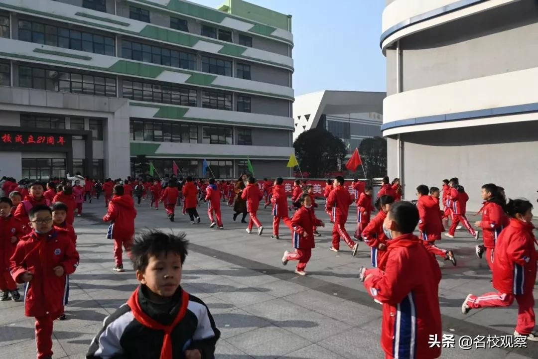 精彩新世纪，师生联动大课间，阳光体育六十分