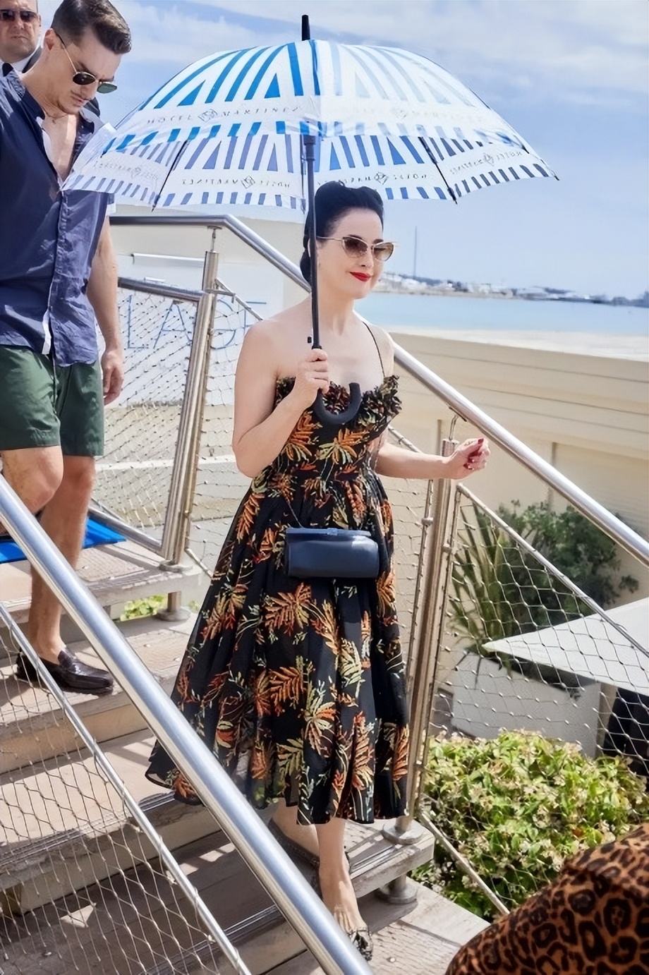 喷血美女脱身(世界第一脱衣舞娘蒂塔:让男人疯狂,让女人痴迷,却遭到