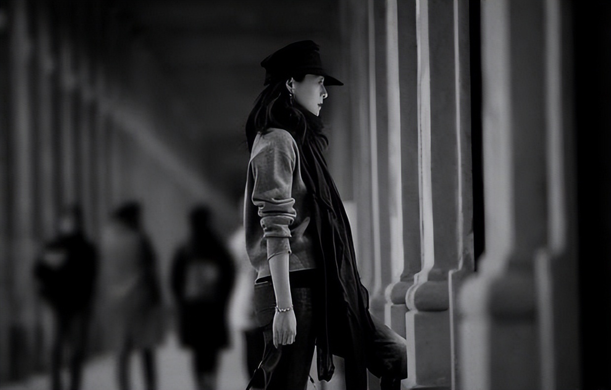 章子怡发布黑白滤镜旅行随拍 笑容甜美状态超好