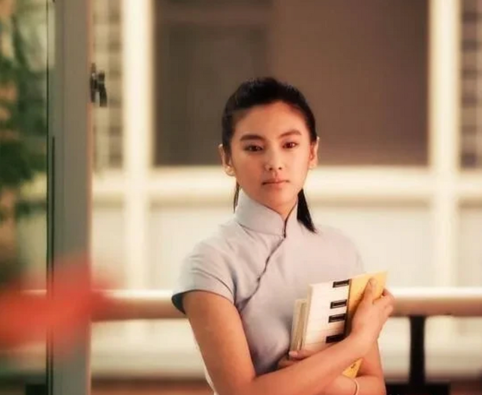 年轻的女老师,清冷无瑕的容貌和凹凸有致的身材让张雨绮完全看不出