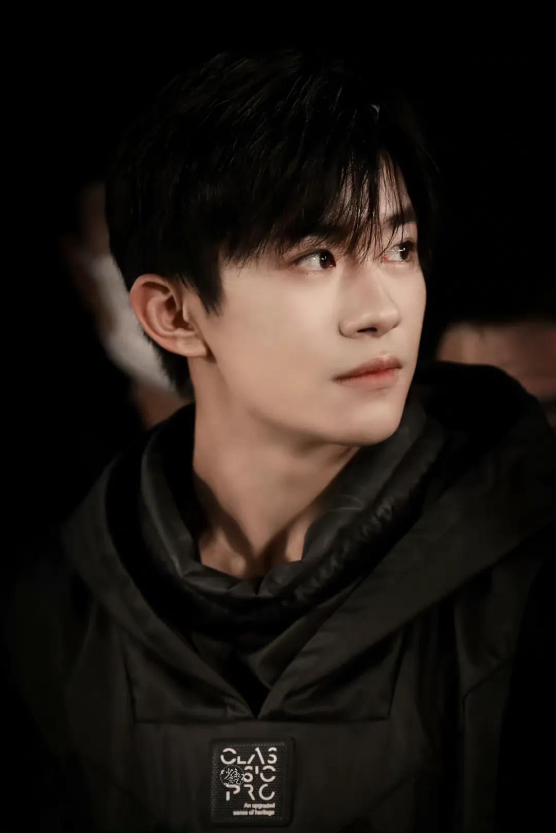 易烊千玺太帅了！正气方刚的男子汉，五官也真的很热血