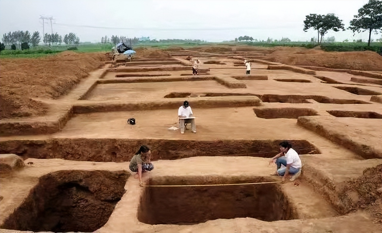 60年代，江苏出土父女合葬古墓，意外发现900枚分装红色“仙丹”