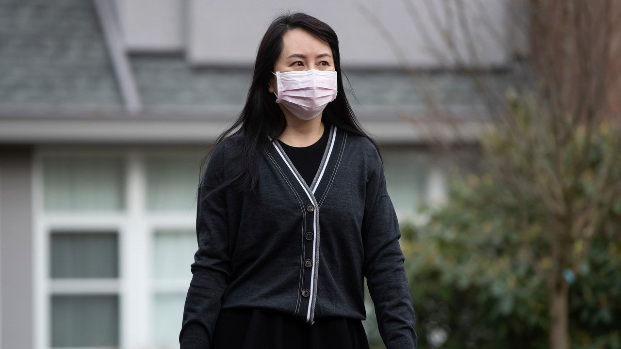 孟晚舟是我见过最"反油腻"的女人:穿裙装,烫卷发,50岁也优雅