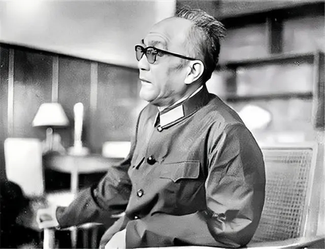 1952年，黄克诚大将的岳父被判处枪决，他为何选择“见死不救”？