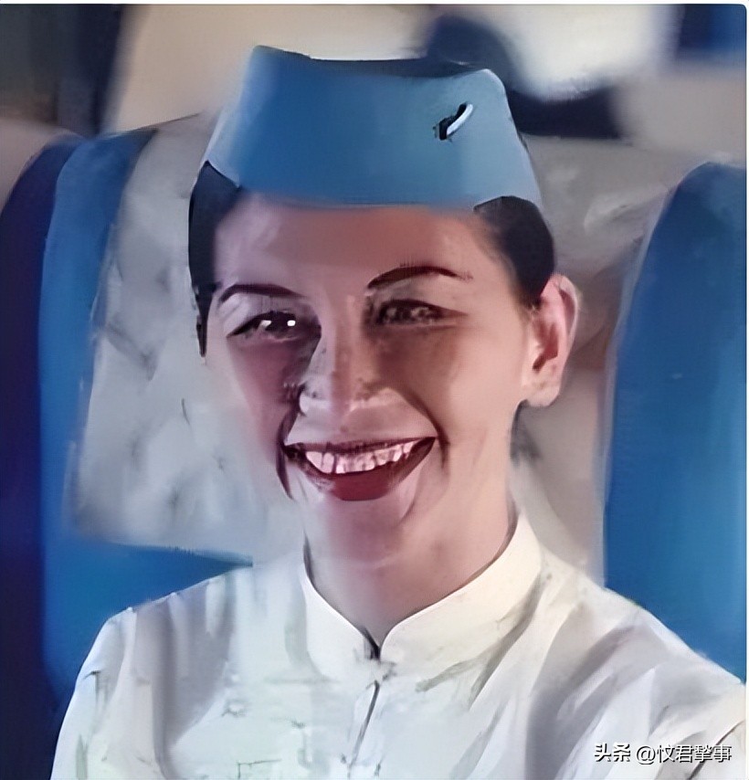 1988年太平洋空难，一架飞机在7500米高空裂开，空姐瞬间被吹飞