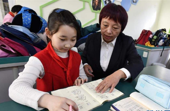 期末考试得满分，爸爸奖励女儿1分钟无限制购物，付款时呆住了