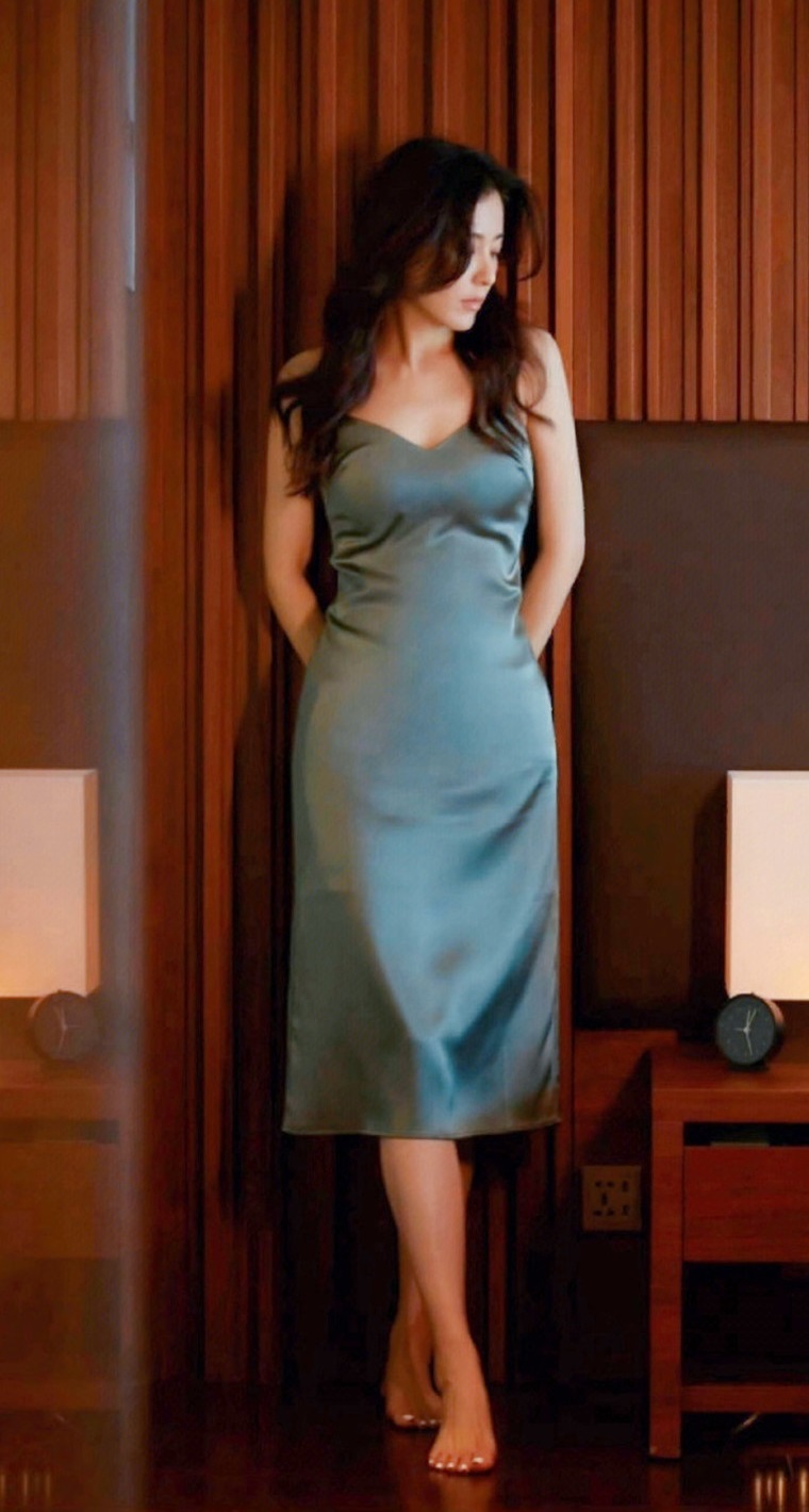 明星写真:曾黎吊带睡裙性感妩媚,美艳动人不愧中戏"第一美人"