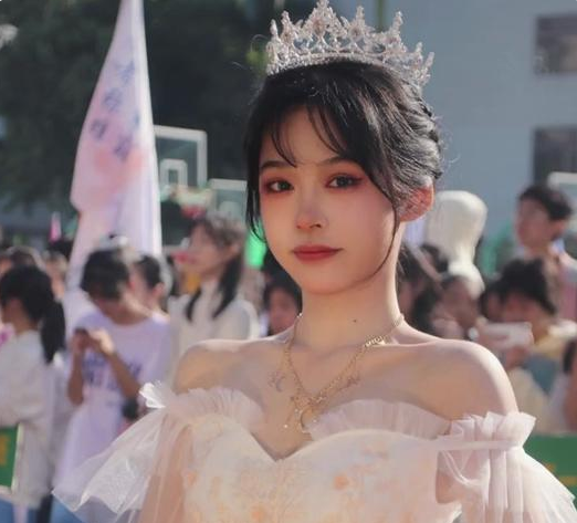 运动会都内卷？高三女生因“举牌”走红，却意外引起网友争议