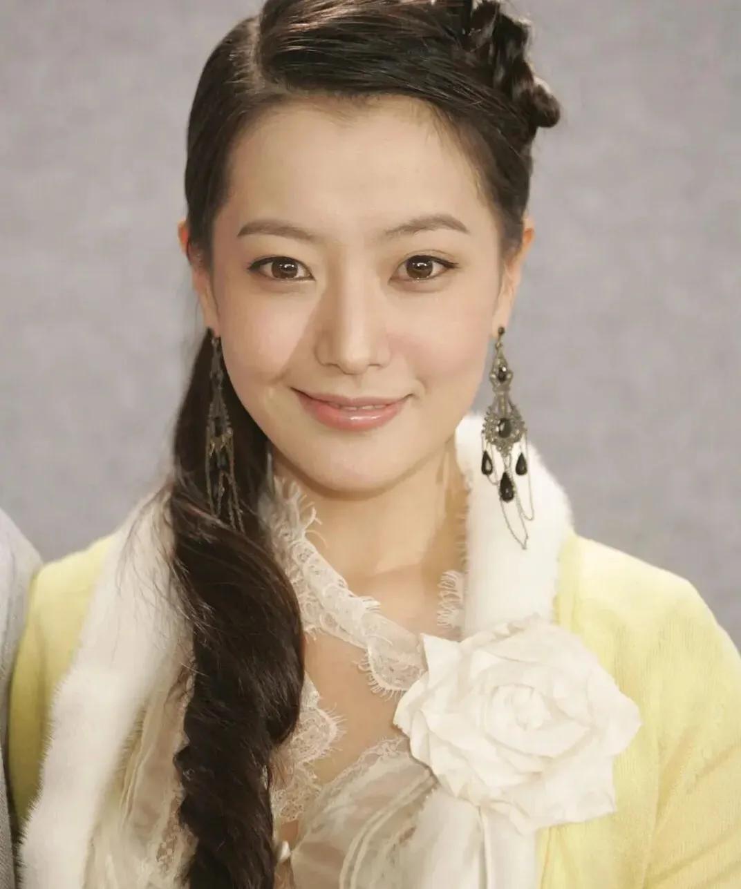 她曾经是韩国第一整容美女，现如今还是风韵犹存