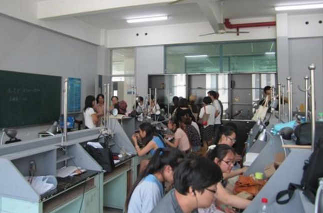 职业学院“招生海报”流出，学生一脸生无可恋，表情没看出开心