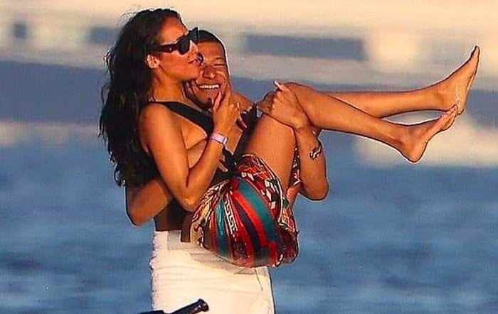 姆巴佩睾丸切除（又是姐弟恋！姆巴佩爱上大四岁辣妈，还曾一度与变性人模特交往）